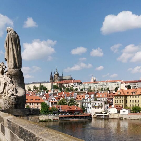 Auswandern Tschechien mit Blick auf die Karlsbrücke Prag